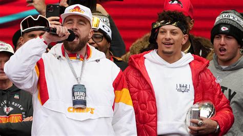 Travis Kelce does hilarious Patrick Mahomes impression during 'SNL ...