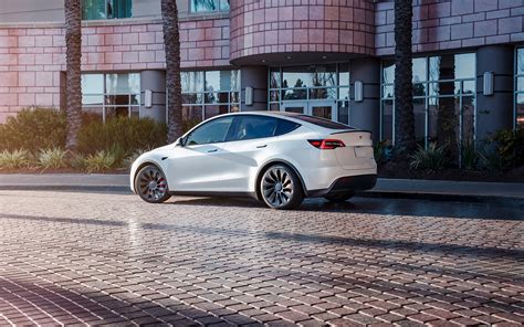Tesla Model 3 et Y : les prix des voitures électriques chutent en France, jusqu’à 15 500€ d’économie