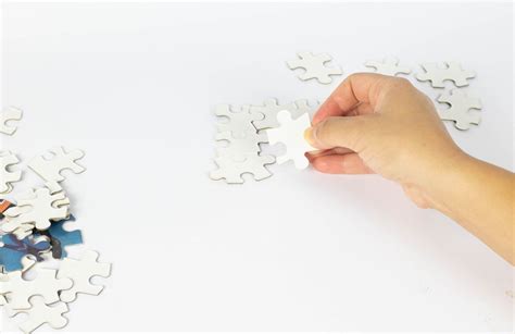 Woman playing with puzzles - Creative Commons Bilder