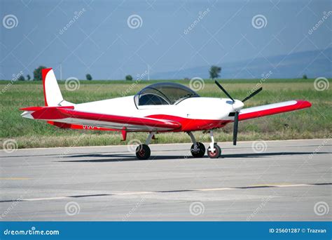 Aviones Privados Pintados Rojos Claros/blancos Imagen de archivo - Imagen de aviador ...