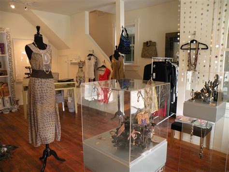 Mititique Boutique: Fashion Boutique Interior With Modern Style