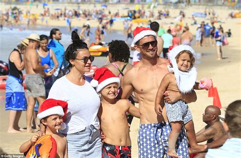 Thousands dressed in festive beach outfits flock to Bondi Beach and ...