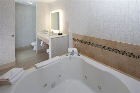 9 Toledo Hotels with Hot Tub in Room or Whirlpool Suites