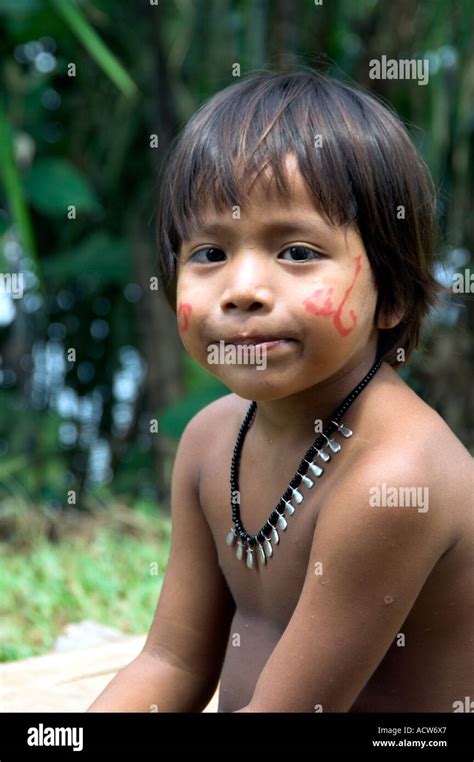 Un niño con vestimentas nativas en el poblado indígena Embera cerca de Colón, Panamá, América ...