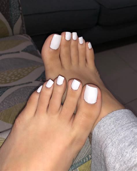 Back to the basics💋 I love my white !!! | Painted toe nails, Feet nails ...