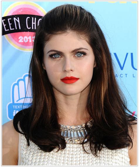 Alexandra Daddario's Sixties-Inspired Hairstyle and Makeup