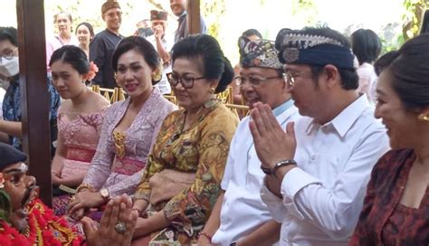 NUSABALI.com - Prananda Prabowo Saksikan Prosesi Mepandes di Taman Prakerti Buana Gianyar