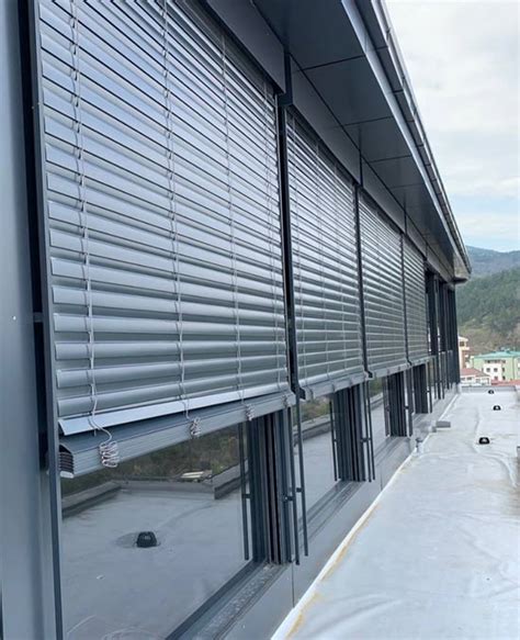 Outdoor motorized aluminum venetian blinds - Oktavus Pergolas