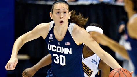 UConn Huskies' Breanna Stewart sits out with injured right ankle - ESPN