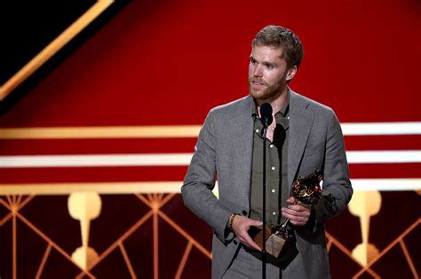 Connor McDavid surprised by Stelter family at Hart Trophy win