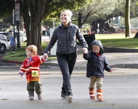 Amy Poehler drops off her boys Abel and Archie at school in Beverly ...