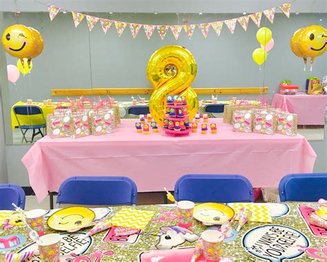 Emoji girl birthday party table decor kids party en 2019 | Emoji fiesta, Cumpleaños emoji y ...