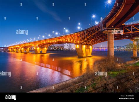 Seongsu bridge at nigth in seoul hi-res stock photography and images ...