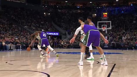 Jaylen Brown with a dunk vs the Milwaukee Bucks - Yahoo Sports