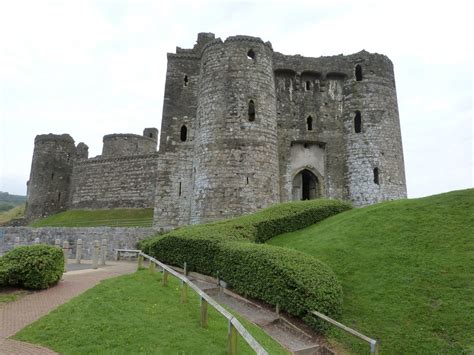 Kidwelly Castle, Kidwelly,... © Derek Voller cc-by-sa/2.0 :: Geograph Britain and Ireland