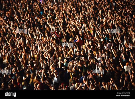 Crowd cheering hi-res stock photography and images - Alamy