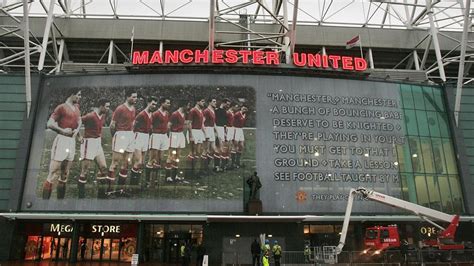 Manchester United remember fallen heroes 60 years on from Munich air ...