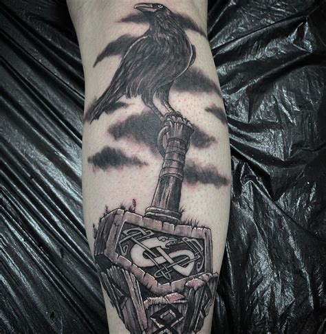 101 Amazing Mjolnir Tattoo Designs You Need To See! | Martelo de thor tatuagem, Tatuagem de ...