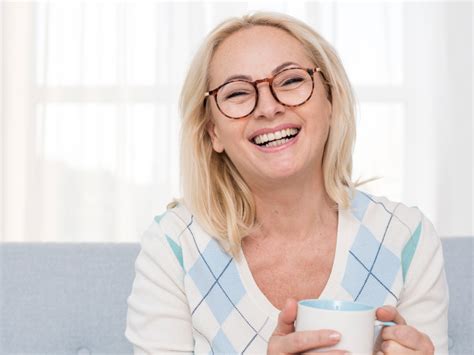 Flattering Eyeglasses Style for Older Women | Framesbuy UK