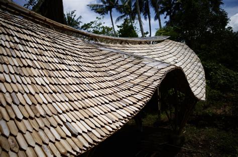 Innovations In Traditional Sirap Roofing: Building With Bamboo Splits ...