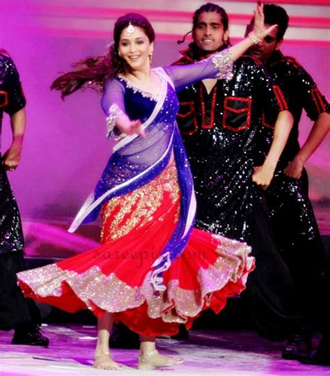 Madhuri dixit dance performance in Ghagra choli at IIFA 2013