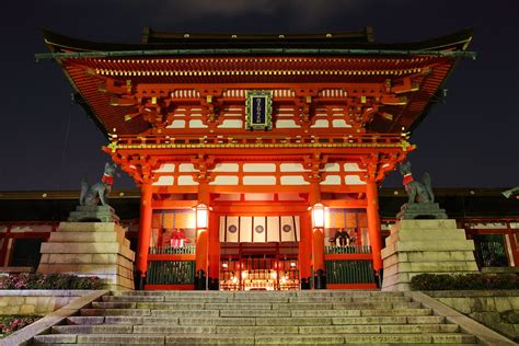 Shrine at night | Located : Fushimi Inari shrine, Kyoto. | Teruhide Tomori | Flickr