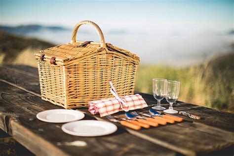 9 Perfect Picnic Baskets for Summer Days Outdoors