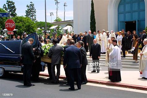 64 Carroll Oconnor Funeral Stock Photos, High-Res Pictures, and Images - Getty Images