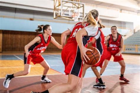 Teknik Melempar dan Menangkap Bola Basket yang Tepat | kumparan.com