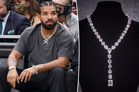 Drake muestra ostentoso collar con 42 anillos de compromiso