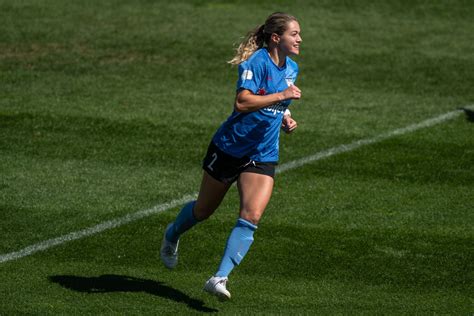 Kealia Watt of the Chicago Red Stars is Fierce On and Off the Field - FanBuzz