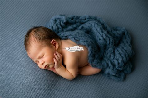 Top 5 Newborn Photography Poses on Seamless Fabric Backdrop