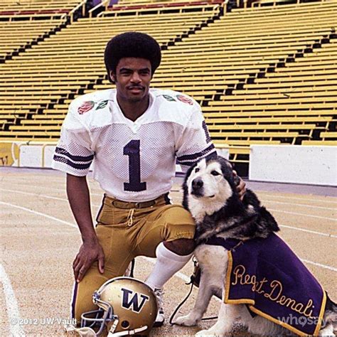 Warren Moon with Washington Huskies Mascot, "Regent Denali" (an actual ...