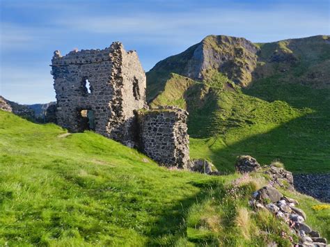 A historic Kinbane Castle ruins in County Antrim, Northern Ireland photo – Fort Image on Unsplash