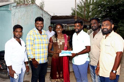 Vijay Sethupathi gifts Rs. 5 Lakh to Gomathi Marimuthu! Tamil Movie ...