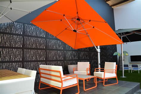 3m Square Eclipse cantilever umbrella, Milan outdoor lounge setting, OutDeco screens (Bungalow ...