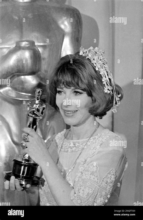 Lee Grant poses with the Oscar awarded to her as best supporting ...