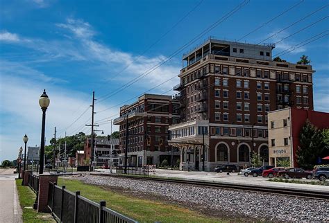 6 Must-See Historic Towns in Iowa - WorldAtlas