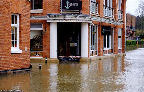 Floods fury as 400 tons of water a second swallows historic Shrewsbury | Daily Mail Online