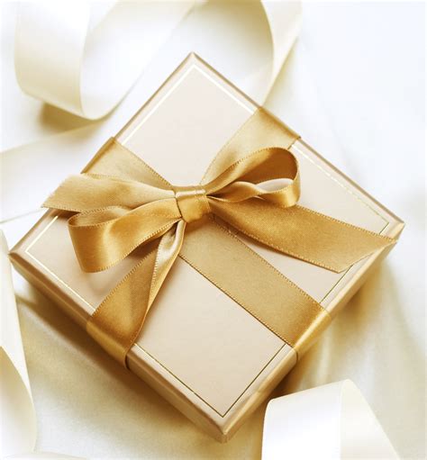 10 Gorgeous Gift Box Ribbons & the Art of Tying Gift Boxes with Ribbons in Different Ways to ...