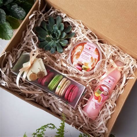 Gift box for lady. Macaroons. #giftbox | Подарочная корзина на день рождения, Подарочная коробка ...