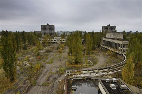 an empty parking lot surrounded by trees and tall buildings in the ...