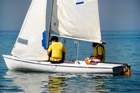 Stage de voile : apprendre à naviguer | Pratique.fr