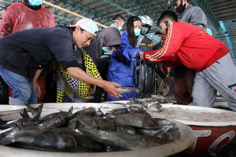 FOTO: Jelang Malam Tahun Baru, Pasar Ikan Muara Angke Ramai Pembeli