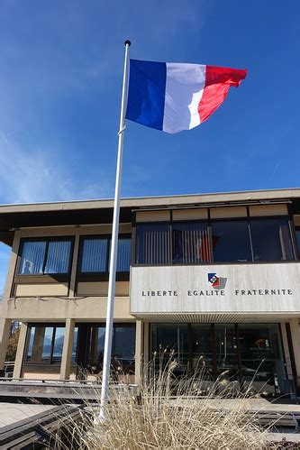 French flag @ Mairie @ Annecy-le-Vieux | Guilhem Vellut | Flickr