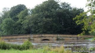 Tadcaster divided as floods force River Wharfe bridge closure - BBC News