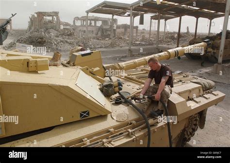 Iraq War Challenger II Tank crew Stock Photo - Alamy