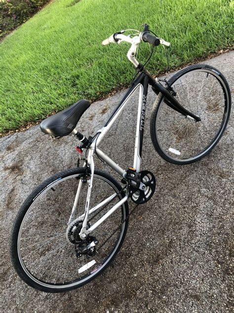 700c (28”) TREK 7000 HYBRID Bike. 21 Speeds GREAT CONDITION for Sale in ...