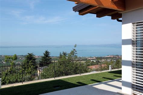 Villa Lake Garda for sale with stunning lake view, garden and pool.