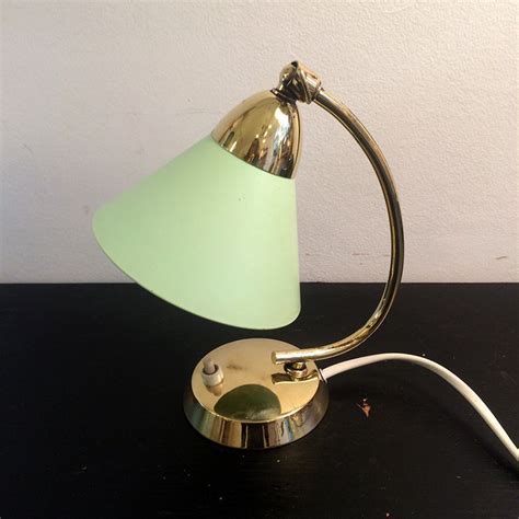 Petite lampe de chevet en métal vert clair et laiton, 1950. Rotule en tête. Dimensions : H : 25 ...